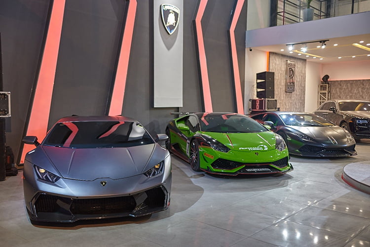Bộ ba Lamborghini Huracan trưng bày trong showroom.