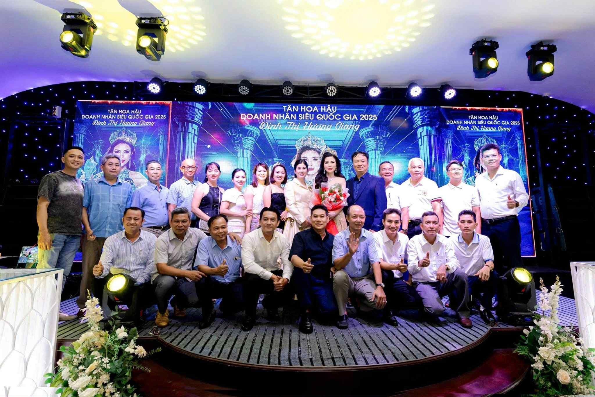 hoa-hau-dinh-thi-huong-giang-4-1750820151.jpg