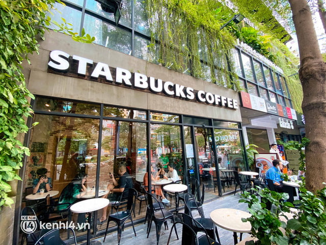 HOT: Starbucks tặng cốc giới hạn nhân sinh nhật 50 năm, shipper đi giao đơn mệt xỉu vì nhiều chi nhánh bị quá tải - Ảnh 16.