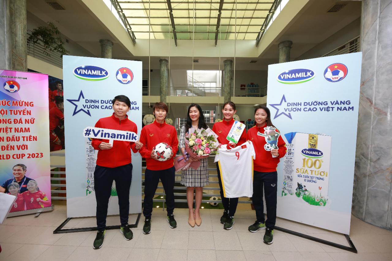 Vinamilk thưởng nóng cho đội tuyển bóng đá nữ quốc gia khi vừa về nước - Ảnh 2.
