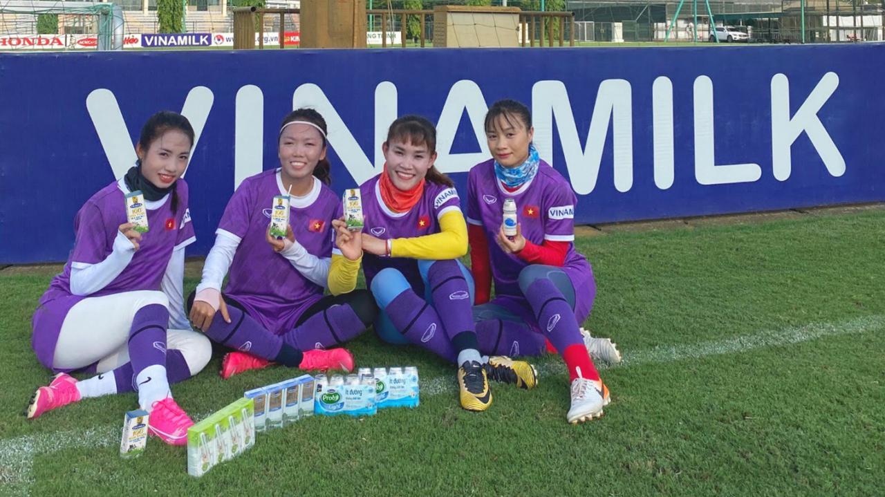 Vinamilk thưởng nóng cho đội tuyển bóng đá nữ quốc gia khi vừa về nước - Ảnh 4.