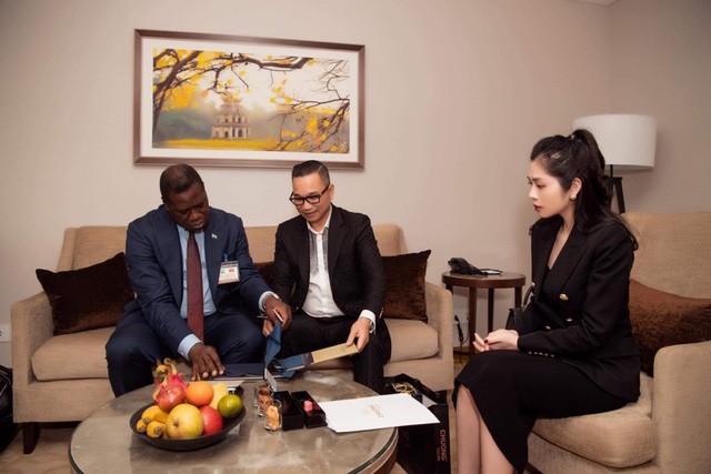 Tổng thống Sierra Leone gặp gỡ doanh nhân ngành thời trang Việt Nam - Ảnh 1.
