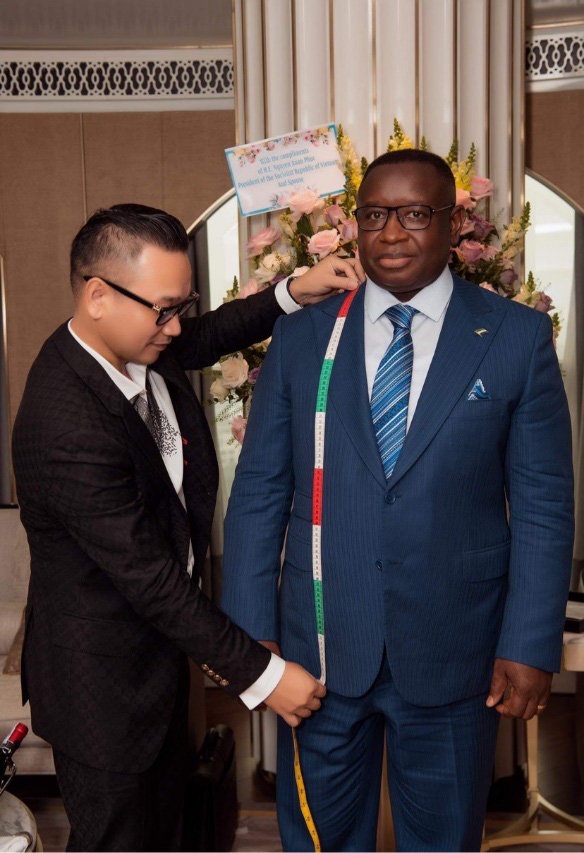 Tổng thống Sierra Leone gặp gỡ doanh nhân ngành thời trang Việt Nam - Ảnh 2.