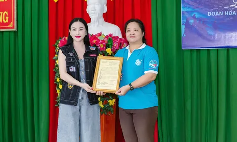 Trưởng BTC - Hoa hậu Vũ Ngọc Anh nhận bằng khen từ Hội LHPN tỉnh Bình Thuận