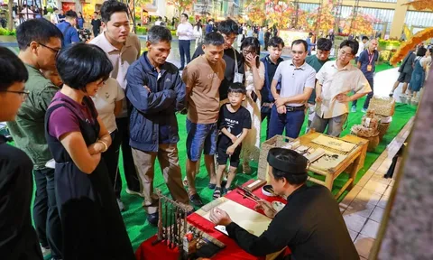 “Tinh hoa Thu Hà Nội”: Khi di sản nghề truyền thống cất tiếng giữa mùa hội mới