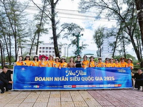 Thí sinh Hoa hậu Doanh nhân Siêu Quốc Gia 2025 chung tay dọn rác tại bãi biển Đồi Dương – TP. Phan Thiết