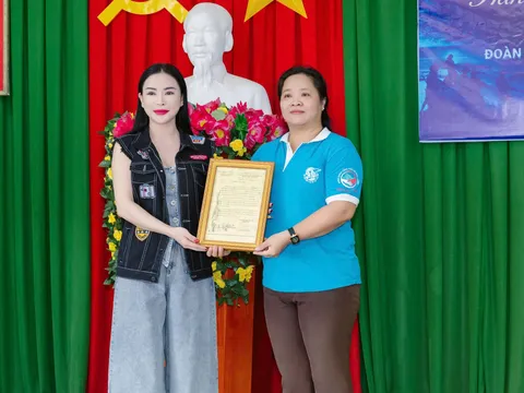 Trưởng BTC - Hoa hậu Vũ Ngọc Anh nhận bằng khen từ Hội LHPN tỉnh Bình Thuận