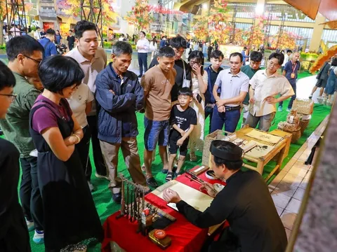 “Tinh hoa Thu Hà Nội”: Khi di sản nghề truyền thống cất tiếng giữa mùa hội mới