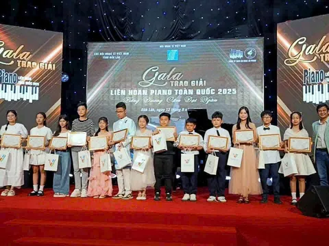 Dư âm ngọt ngào từ Liên hoan Piano Toàn quốc 2025: Tình yêu và sự cống hiến của cô giáo Lê Thương